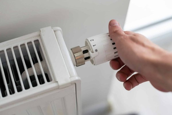 Les lois et régulations à connaître avant d'installer une piscine en bois