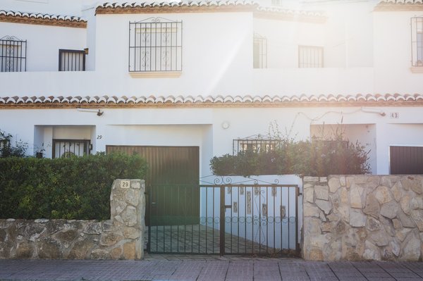 Les portails à charnières : allier esthétique et sécurité